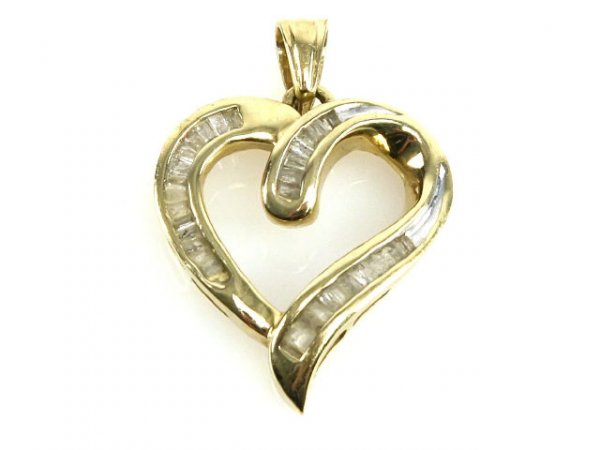 LADIES 10K GOLD DIAMOND HEART PENDANT
