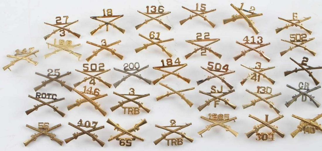 LOT 34 US ARMY INFANTRY CROSSED RIFLE HAT INSIGNIA: 34 post WWII infantry hat insignia pieces. All in good condition.