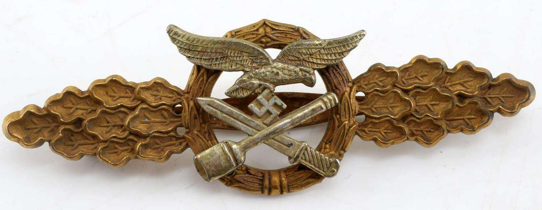 WWII GERMAN LUFTWAFFE CLOSE COMBAT CLASP GOLD: WWII German Luftwaffe Close Combat Clasp in Gold. Eagle above crossed bayonet and grenade. Broad pin back design with makers mark of "G.H. Osang Dresden". Four rivet construction. Very good condition.