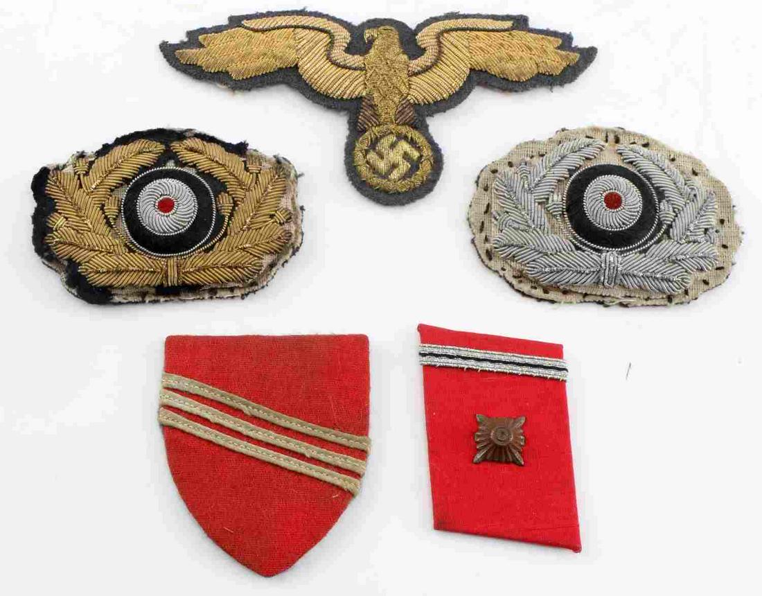 WWII EASTERN EUROPEAN EAGLE & RUSSIAN COLALR TABS: Pair of rank collar tabs that would have been worn by Russians that were fighting alongside the Germans in WWII. Eastern European golden high ranking hat Eagle measuring 4.5 inches in length and 2 hat