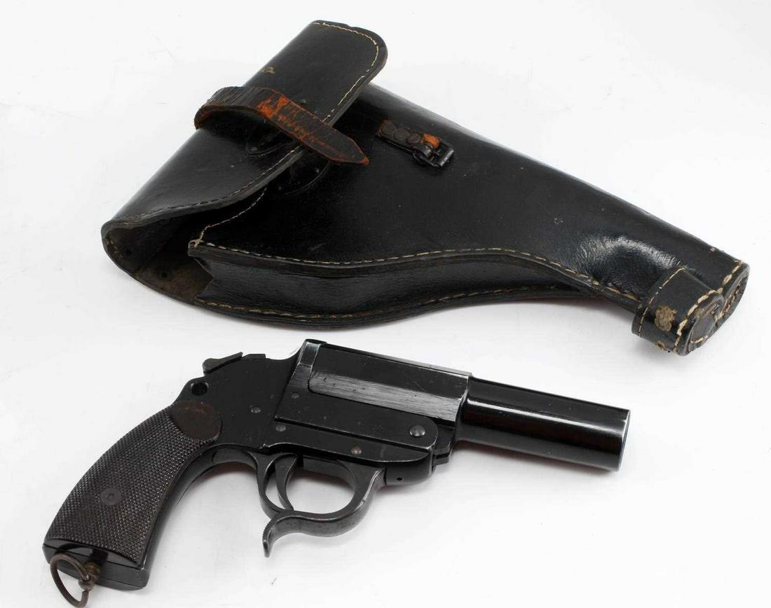 WWII GERMAN HEER FLARE PISTOL W HOLSTER: AYF 41 Dated with multiple Waffenampt stampings, bakelite grip some finish loss otherwise very good original condition, holster stamped BYF 43 over Waffenampt Heer eagle on inside flap, no outer marki