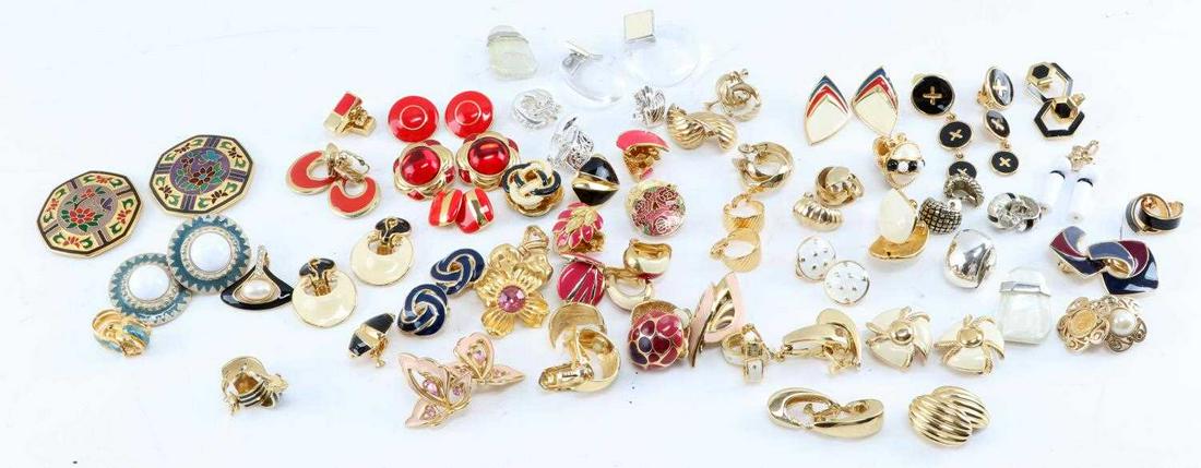 DESIGNER CLIP EARRING LOT TRIFARI MONET NAPIER: Lots of signed designer clip earring, Napier, Monet, Covington, Trifari. Some unsigned, some enameled. All in good condition with match to pair in lot. Total weight 876 grams