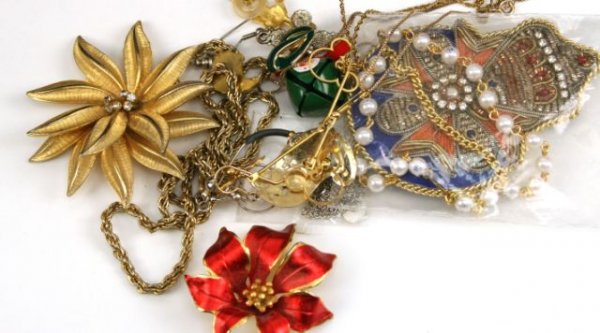 VINTAGE COSTUME JEWELRY BOX EARRINGS PINS HOLIDAY - 2