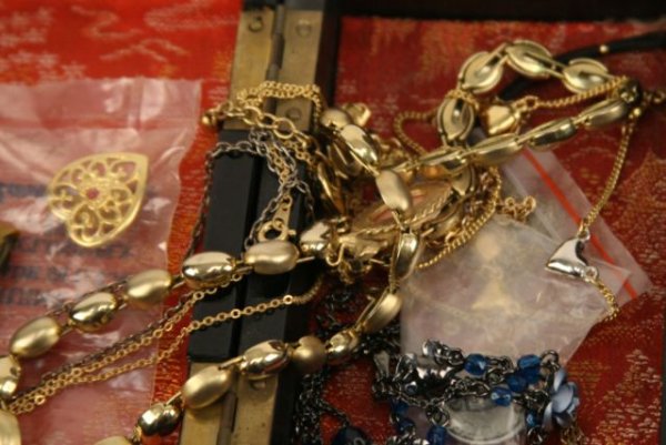 VINTAGE COSTUME JEWELRY BOX EARRINGS PINS HOLIDAY - 3