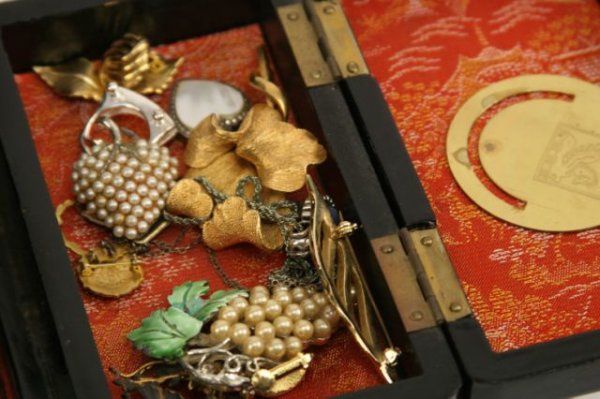 VINTAGE COSTUME JEWELRY BOX EARRINGS PINS HOLIDAY - 4