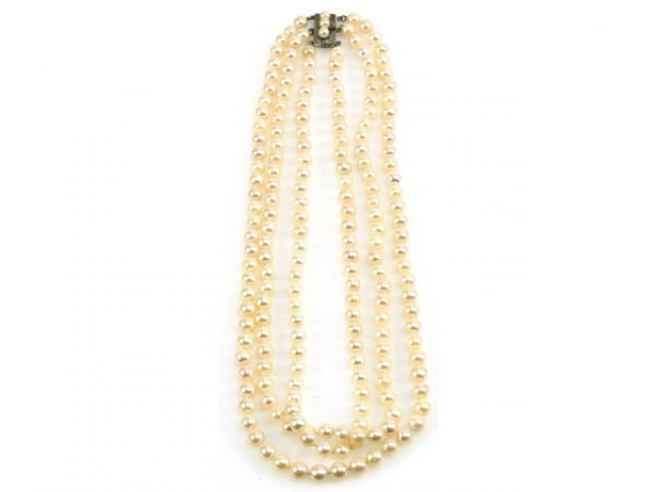 LADIES 3 STRAND PEARL NECKLACE.