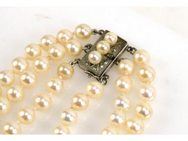 LADIES 3 STRAND PEARL NECKLACE. - 3