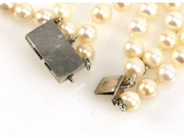 LADIES 3 STRAND PEARL NECKLACE. - 4