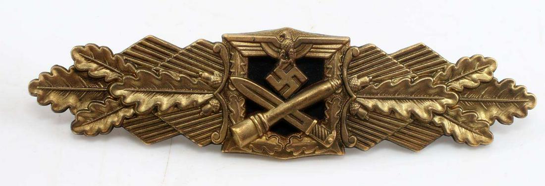 WWII THIRD REICH GERMAN ARMY CLOSE COMBAT CLASP: German WWII Army Gold Close Combat Clasp. The front has a German eagle clutching a S7-Swastika in his talons at the top with a cross bayonet and stick grenade below. All three are flanked by oak leave