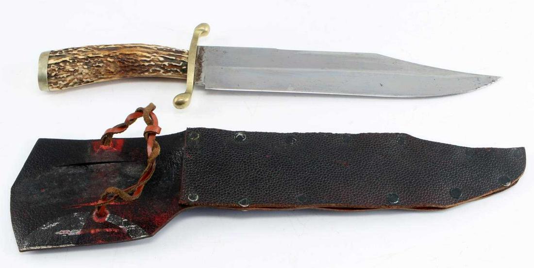 JE MIDDLETON SHEFFIELD STAG HANDLE BOWIE KNIFE: JE Middleton and Sons Sheffield Stag Handle Bowie Knife. Made on Rockingam Street in Sheffield. Blade measures 10.5 inches. Brass fittings. Slight patina to the blade. Includes leather sheath. Very go