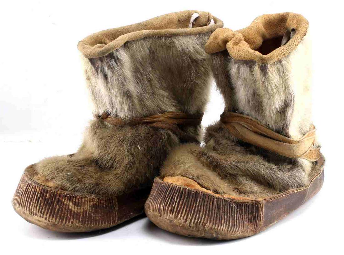 ANTIQUE TO VINTAGE ALASKAN INUIT MUKLUKS: In good condition. Measure 11 inches by 8.5 inches. This lot has a reserve.