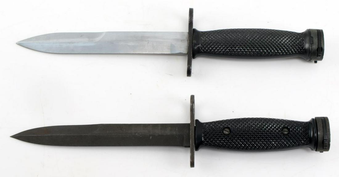 TWO WWII US CAMILLUS M4 BAYONET KNIVES: blade measures 7 inches, 11 inches overall. Unauthenticated, sold as is.