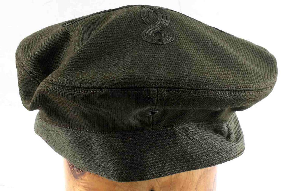WWII USMC MARINE VISOR COVER BERKSHIRE LEE MFG: WWII US Marine Corps. Officer Cap visoe cover Berkshire Lee MFG. The hat is a size 6 7/8. Embrodery rank on the top of the cap. Very good condition. This lot has a reserve.