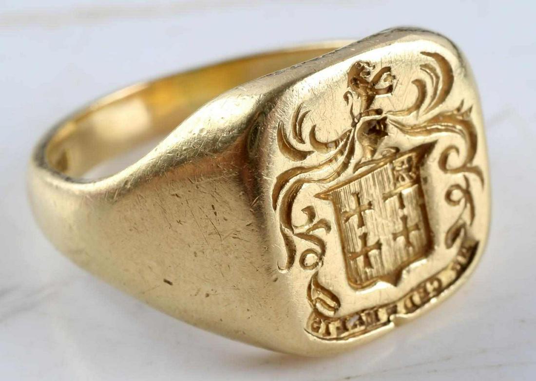 IRISH HALLMARKED 18 K GOLD SIGNET SEAL RING 18.2 G: Men's reverse inscribed in Latin translated to "Yield Not To Misfortune" seal signet ring, Irish hallmark with unicorn 18 K mark and Block date letter 1986, wearable size 12. 18.2 grams in weight. Thi
