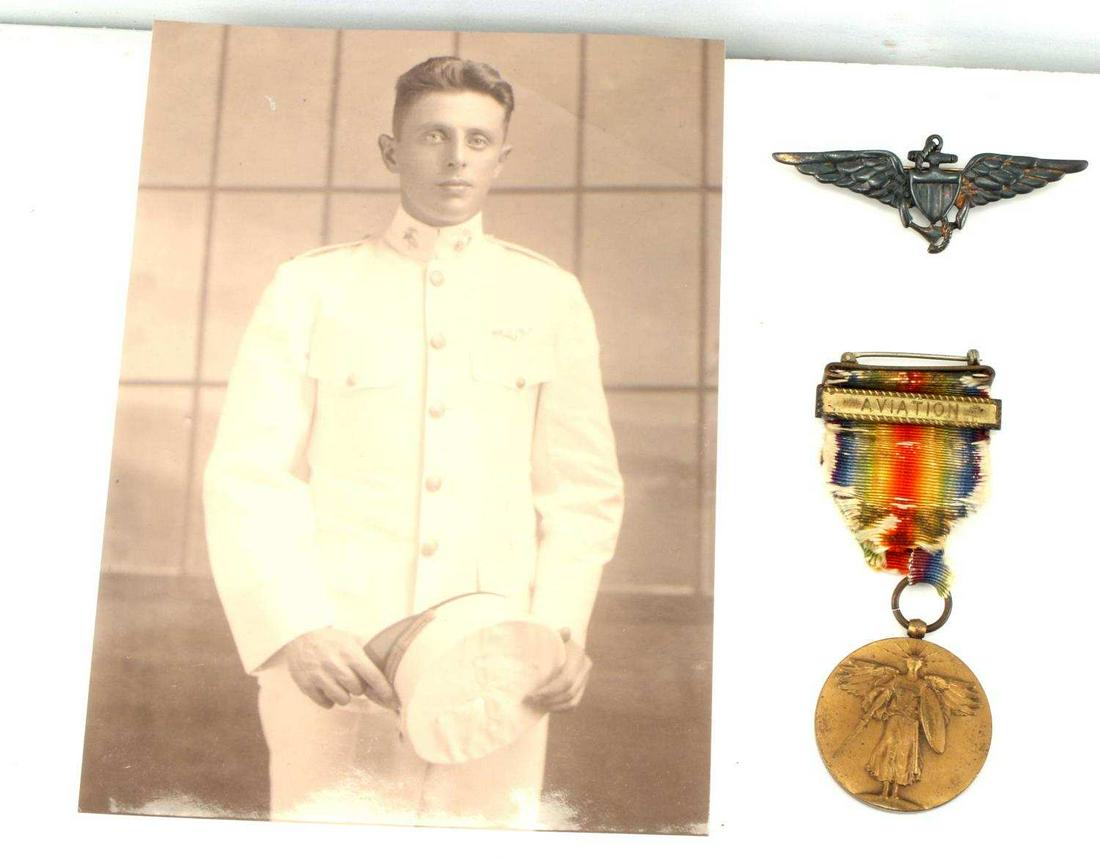 WWI USMC AVIATOR WINGS AVIATION MEDAL & PHOTOGRAPH: WWI service medal with aviation bar, sterling stamped USMC aviator and a picture of the Airman, the photo is a copy of original, the Marine appears to be wearing these wings , his name Ivan Wheaton as
