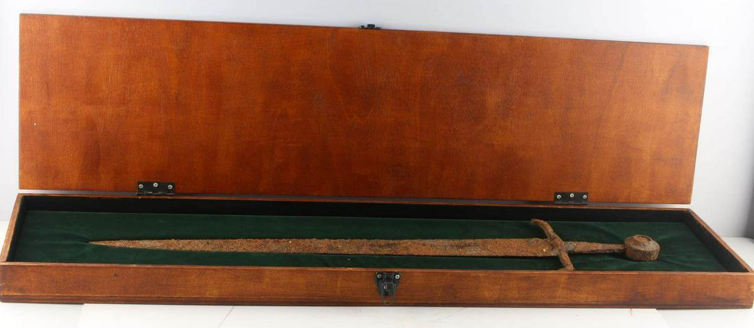 MEDIEVAL CASTILLION SWORD MAGNETIC LAKE RECOVERED: Castillion sword found by magnetic fishing. Total length 93 CM, blade 75.4 cm, width 6.9 CM with custom box, Found in 1990's by Reiner Getzlaf. accompanied with details. Very good submerged recovered 