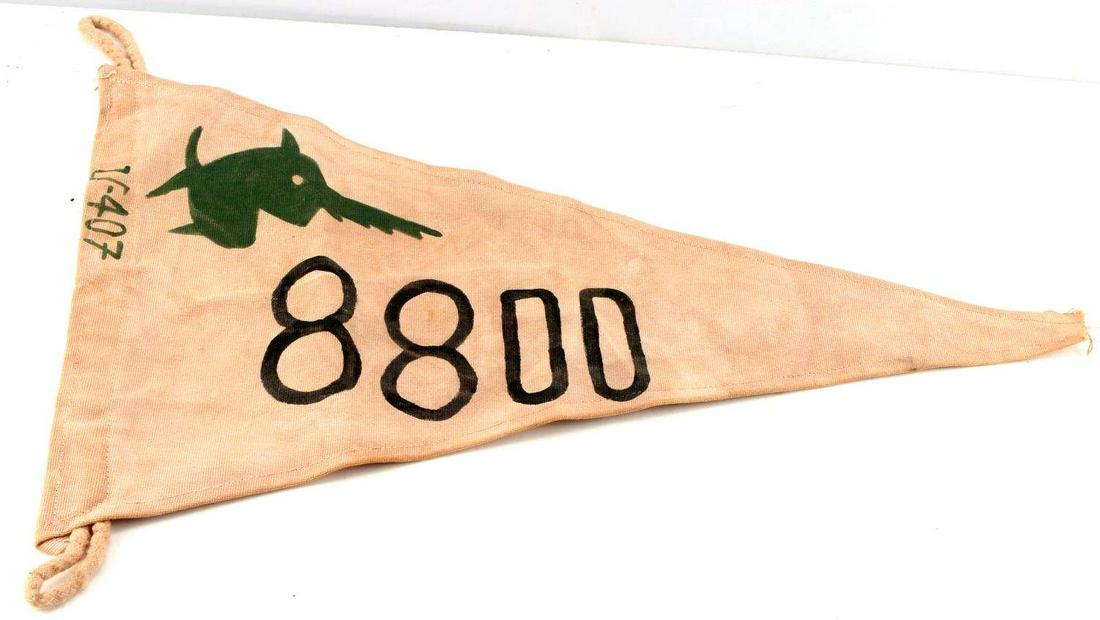 WWII GERMAN U BOAT U 407 TONNAGE PENNANT: Off white canvas pennant with U-407 in green on border and figure with 8800 below. Measures 22 X 14 inches. Good condition. Unauthenticated, sold as is.
