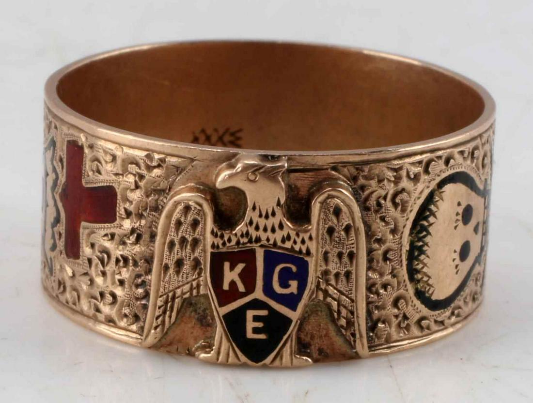 12 KT GOLD KNIGHTS TEMPLAR MASONIC RING: Knight's Templar gold ring. Size 10.5. Weights 5.2g. Tested for a minimum 12kt gold.