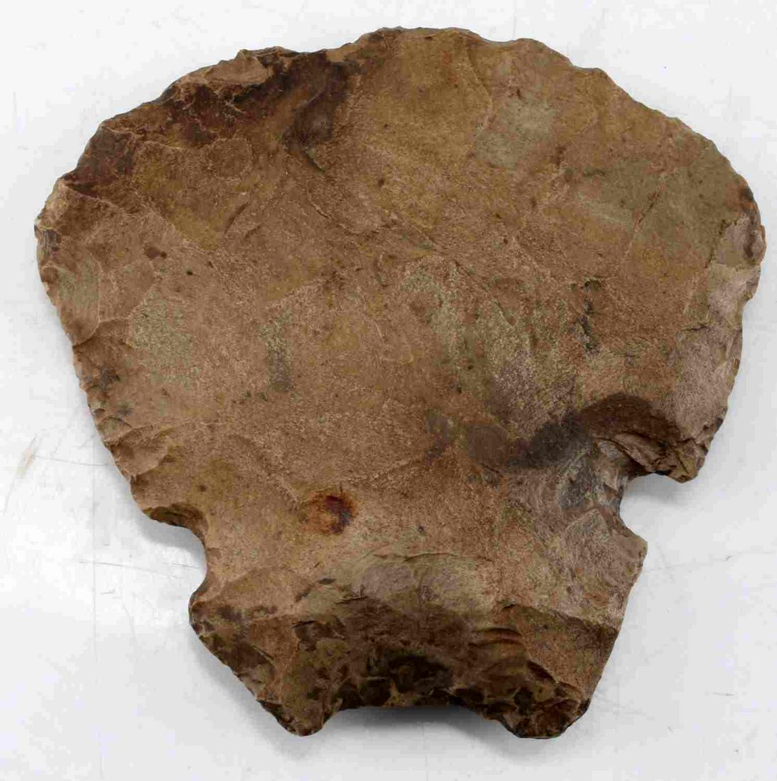 NATIVE AMERICAN KNAPPED LITHIC HOE HEAD: Large Native American knapped stone hoe head. Measures 7 inches long and 7 inches at its widest. Small chip on leading surface. Overall good condition.