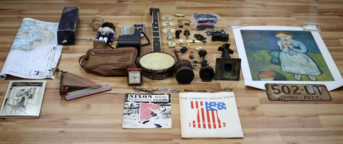 ASSORTED GENERAL VINTAGE & ANTIQUE ITEM LOT: Lot includes Atlas railroad model trains, Rolls razor, 1937 Ohio license plate, Polaroid camera and random trinkets from around the world.