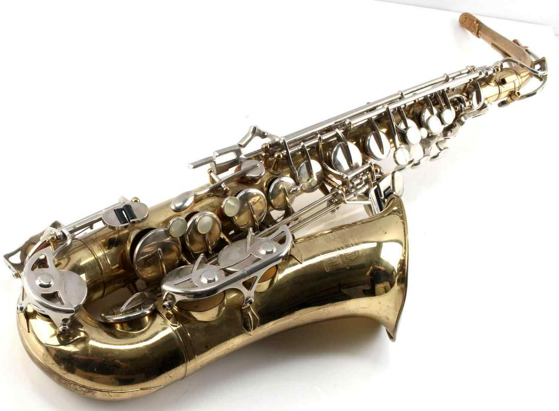 USED ALTO SAXOPHONE THE SELMER COMPANY BUNDY II: The Selmer Company: "BUNDY II" Alto Saxophone. Without case or shoulder strap. Perfect for beginning music students. Bell is slightly bent and dented, but the keys are still sensitive and do not stick