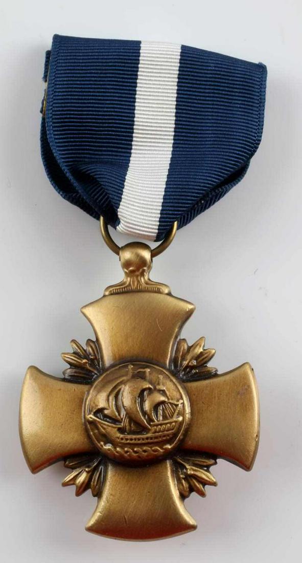 USN MARINE CORPS VIETNAM ERA NAVY CROSS MEDAL: USN / Marine Corps Vietnam Era Navy Cross. Measures 1 1/2" wide by 1 13/16” tall. The front shows a clipper sailing ship in the center of the maltese cross. The reverse side reads ‘USN’. It show