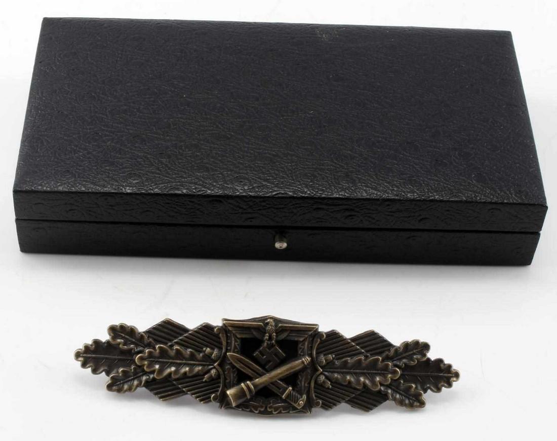 WWII GERMAN CLOSE COMBAT CLASP IN BRONZE WITH CASE: German eagle to top, crossed bayonet and grenade below and oak leaves to each side. Comes with case, in great condition. Measures 3.75 inches wide. Reverse is marked 'Fec W E Peekhaus Berlin FLL.' Wid