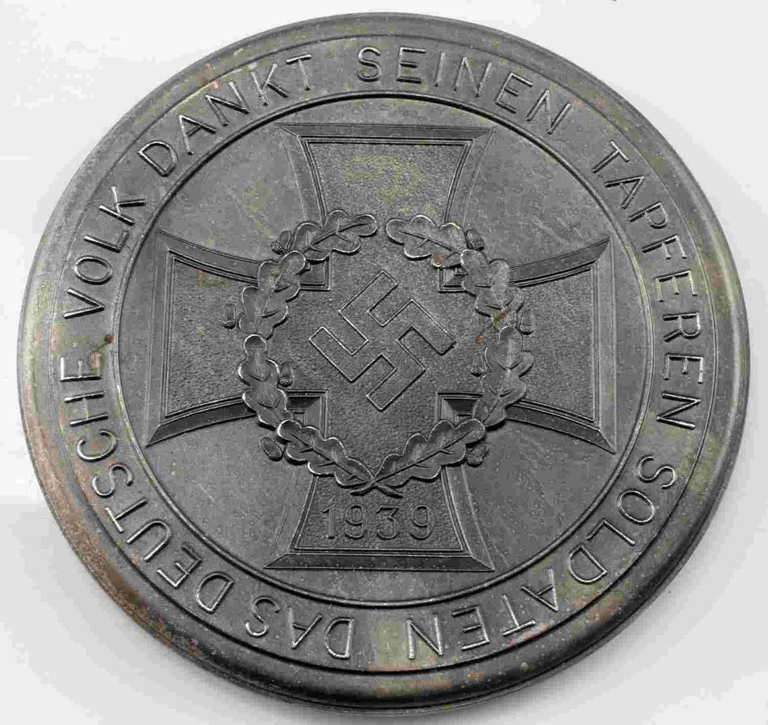 GERMAN WWII 1941 OPERATION BARBAROSSA TABLE DECOR: Measures 2 3/4" in diameter. The front reads ‘Seinen Tapferen Soldated Das Deutsche Volk Dankt’. Has a maltese cross with a swastika in the center dated ‘1939’. The reverse side reads ‘Umfas