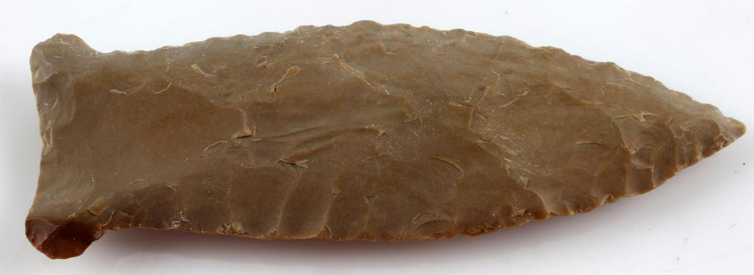 HARDIN CO. TN BEAVER LAKE ARROWHEAD POINT: Made of Fort Payne chert, broad flaking with secondary edge work. Haft mark to each side. Measures 2.5 inches long. Very good condition.