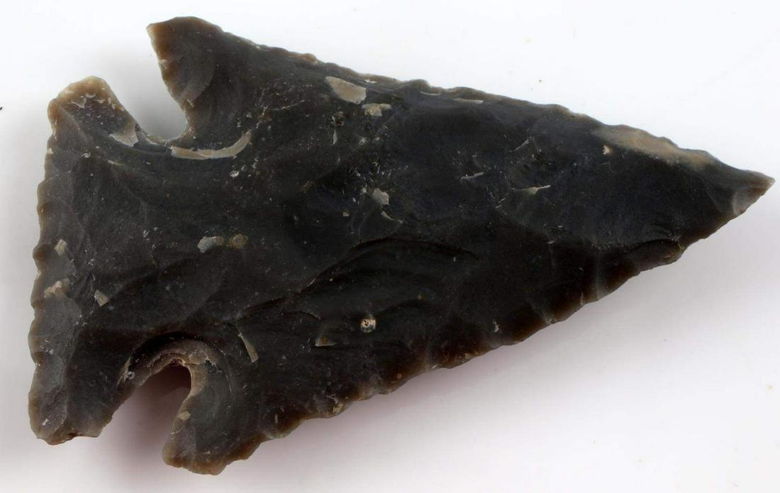 LOGAN CO. KY LOST LAKE ARROWHEAD POINT: Made from Hornstone, broad flaking, slight bevel to one side of each face, 2.5 inches long. Good condition.