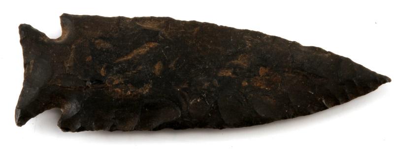EARLY ARCHAIC DOVER CHERT HARDIN ARROWHEAD POINT: Fine flaking, sharp tip, concave base, worn patina and good mineralization. Measures 4.5 inches. Very fine, well balanced example. This lot has a reserve.