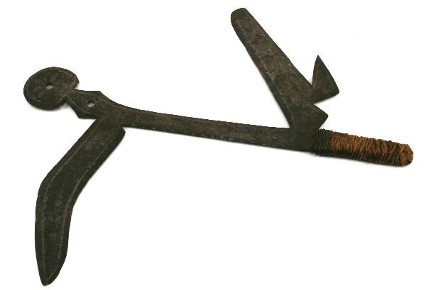 AFRICAN THROWING KNIFE: 17 x 17 inch multi bladed knife. Light decoration. Bound grip. Very good condition.