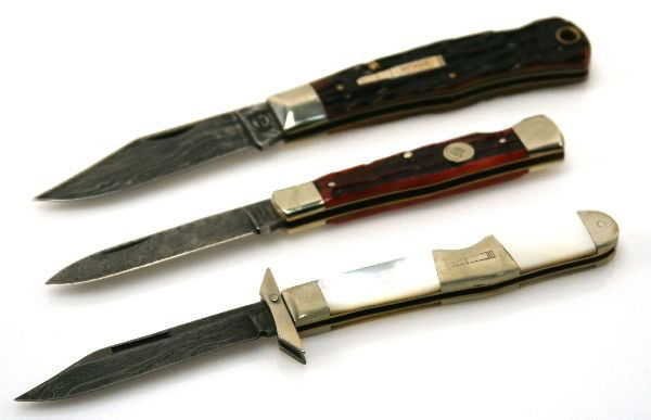 3 FOLDING POCKET KNIVES REMINGTON WEIDMANNSHEIL: Lot of 3 folding pocket knives as follows: Remington R1374-D, Remington R1303-D sterling; Weidmannsheil genuine dasmascus Solingen Germany blade.