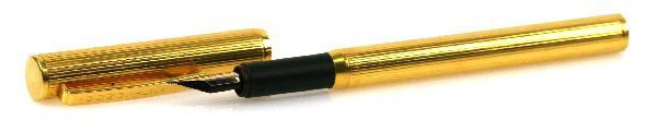 14K GOLD DUNHILL FOUNTAIN PEN: 5 inch 14K gold Dunhill refillable fountain pen. Some small dents and scratches, good condition. 31.2 g total weight.