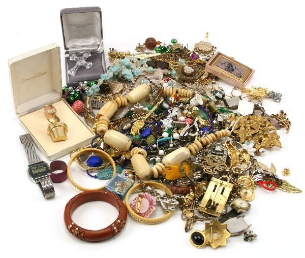 LARGE LOT COSTUME JEWELRY SARAH COV MONET AVON: Large lot of mixed costume jewelry with pieces by Sarah Coventry, Monet, Ultra Avon and Oscar de la Renta. Lot includes: various sterling pieces (brooches), collection of turtle brooches, various holi