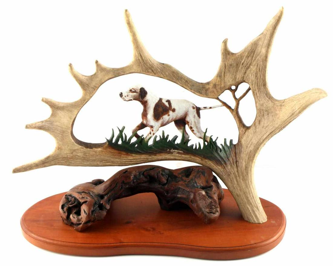 DAVID SEMONES SIGNED CARVED ANTLER HUNTING DOG: Moose antler featuring Pointer hunting dog carve figural. Nicely detailed with good 3D effects. Signed D. Semones "03". In very good condition measuring 24x18x9 inches.