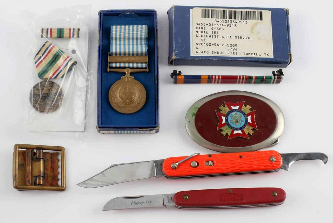 MILITARY PARATROOPER KNIFE MEDALS & RIBBONS VFW: Lot contains 2 medals, 2 knives, 2 belt buckles and 2 ribbons. Schrade Walden Paratrooper knife measures 23.2cm open and 11cm closed. Clauss PK3 measures 16.4 cm open and 10cm closed. Veterans of Fore