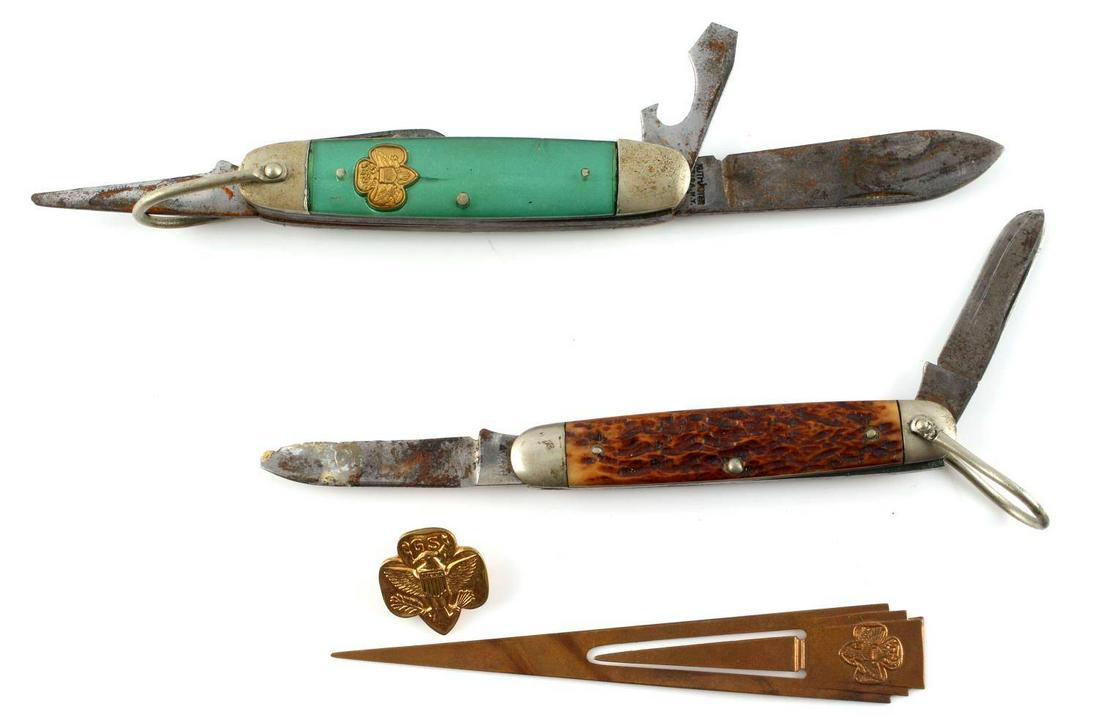 4 VINTAGE ASSORTED GIRL SCOUT LOT POCKET KNIFE PIN: Vintage lot of four (4) includes: one (1) Remington Girl Scout folding knife, one (1) Kutmaster Girl Scout knife, one (1) Girl Scout badge, and one (1) metal Girl Scout bookmark. The two knives show r