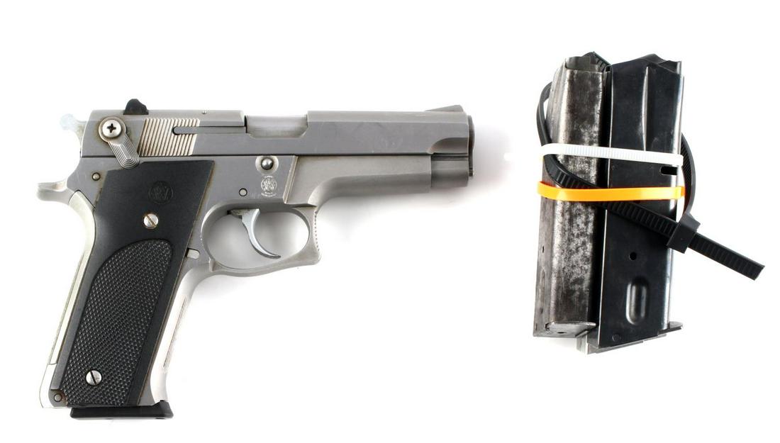 SMITH & WESSON 9x19MM PARABELLUM PISTOL: Smith & Wesson Model 659. Semi-automatic pistol. Chambered in 9x19MM. Brushed nickel. Dovetail sights. 14 round magazine. It comes with four magazines. No pitting or rusting. Very good condition. Requ