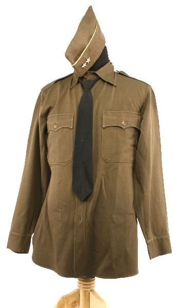 WWII US ARMY 2 STAR GENERALS IKE JACKET UNIFORM: A good quality Ike jacket with 2 star rank to the shoulders. US badges in gilt. Medal ribbons of: silver star, bronze star, American campaign, European campaign with 5 bronze stars and a bronze arrow,