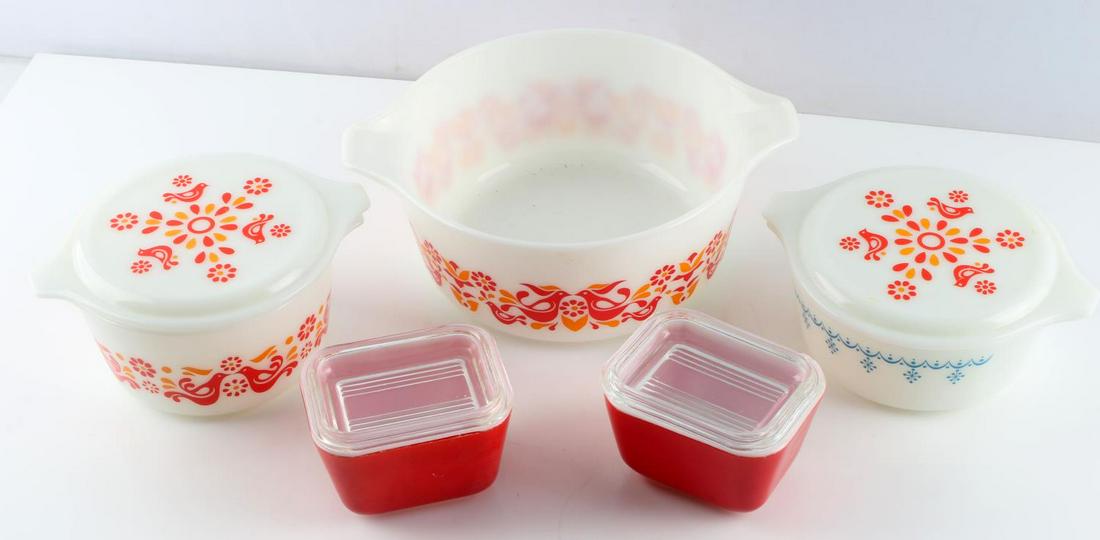 VINTAGE PYREX DISHES FRIENDSHIP AND SNOWFLAKE: Lot includes: 8 and 6 inch Friendship with two 6 inch Friendship lids, one 6 inch Snowflake and 2 small red Primary 0501 containers with lids. All in good condition