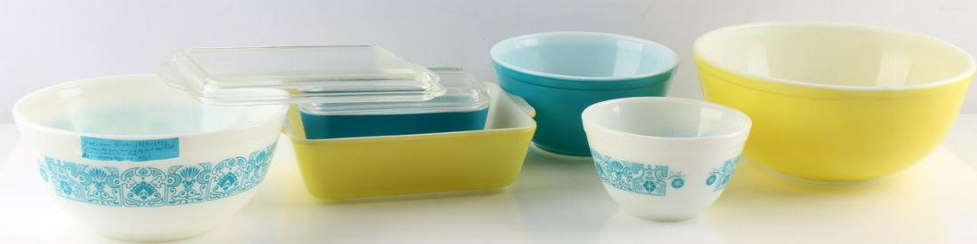 VINTAGE PYREX BAKING & BOWL HORIZON BLUE & YELLOW: Stacking bowls of Horizon Blue, Turquoise and Primary blue and yellow, 2 with early clear lids. All in good pre owned condition.