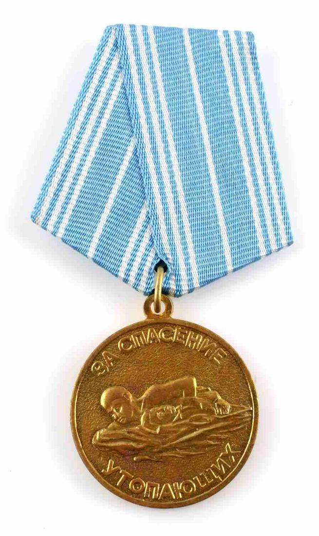 WWII SOVIET SALVATION OF THE DROWNING MEDAL: WWII Soviet Russian "For the Salvation of the Drowning" medal. Measures approximately 3 inches tall and 1.25 inches in diameter. Very good condition. Unauthenticated; sold as is.0