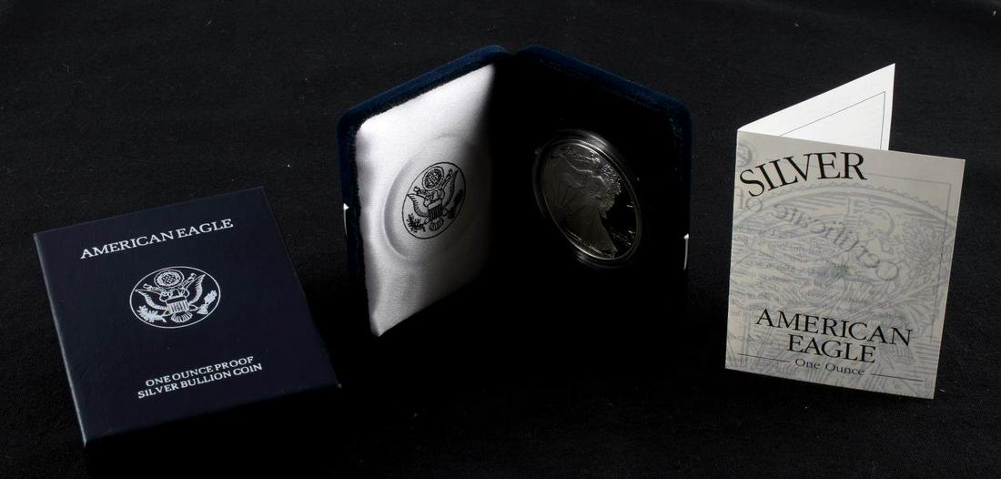 1996 P AMERICAN EAGLE 1 OZ SILVER PROOF COIN: In original U.S. Mint presentation box with COA. Proof finish with Philadelphia mint mark.