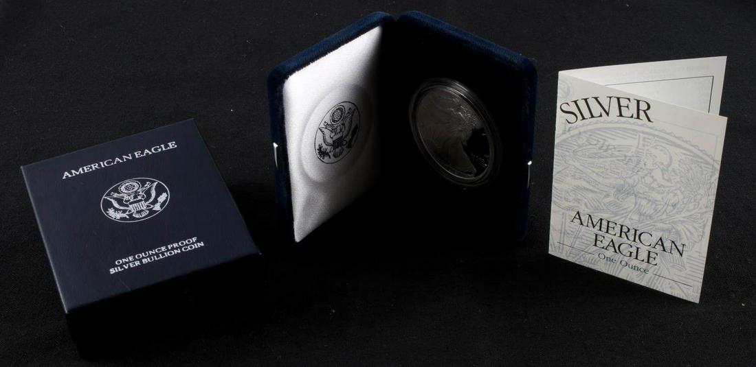 1995 P AMERICAN EAGLE 1 OZ SILVER PROOF COIN: In original U.S. Mint presentation box with COA. Proof finish with Philadelphia mint mark.