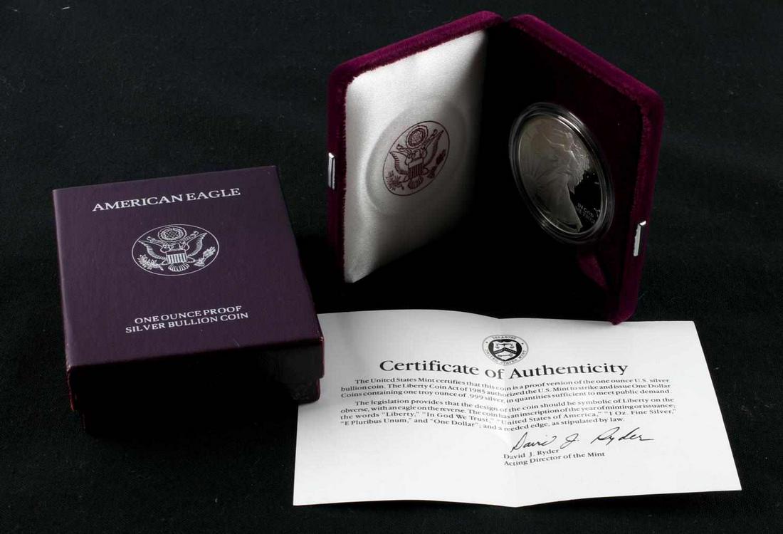 1992 S AMERICAN EAGLE 1 OZ SILVER PROOF COIN: San Francisco minted 1992 Silver Eagle Proof coin, 1 troy ounce of fine silver in original U.S. Mint presentation box.