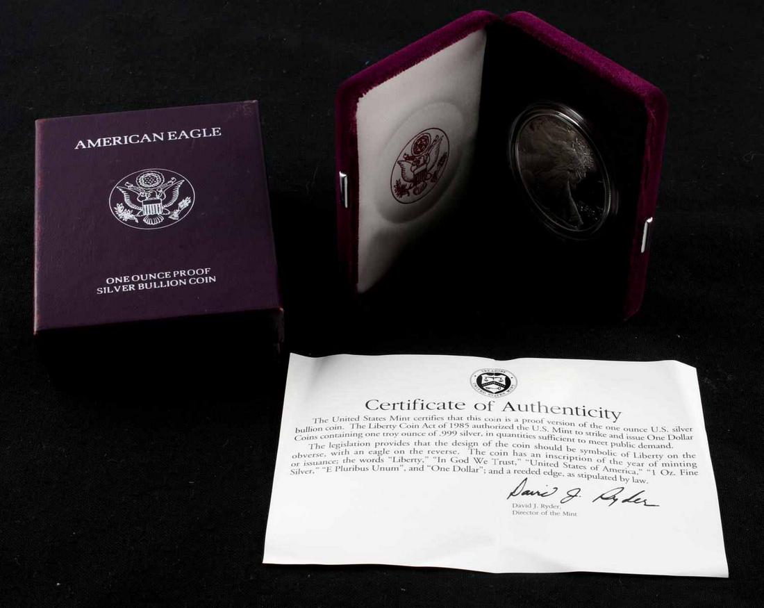 1993 P AMERICAN EAGLE 1 OZ SILVER PROOF COIN: Philadelphia minted 1993 Silver Eagle Proof coin, 1 troy ounce of fine silver in original U.S. Mint presentation box.