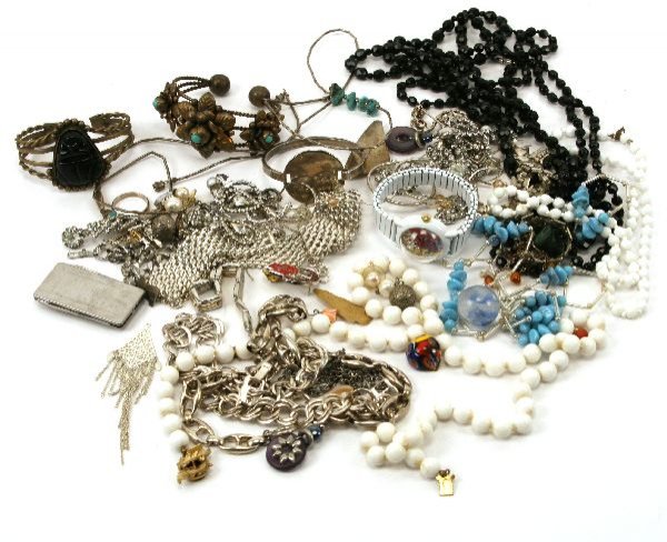 HATTIE CARNEGIE NECKLACE & COSTUME JEWELRY LOT: 29 1/2 inch vintage signed Hattie Carnegie white beaded necklace along with a large lot of silver toned costume jewelry. Lot is in good condition.