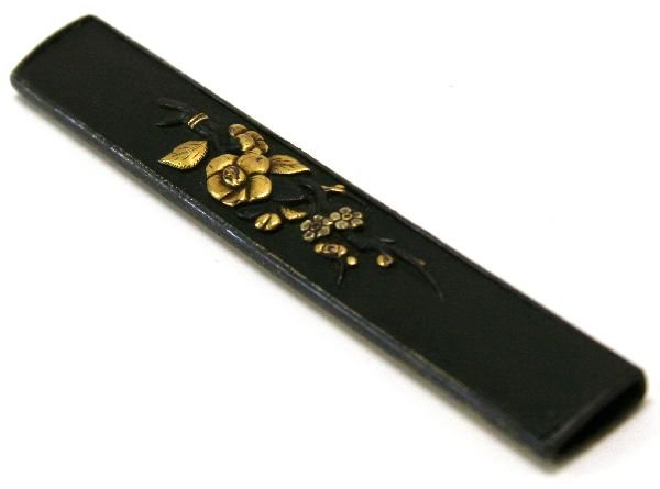EDO PERIOD JAPANESE SWORD KOZUKA: EDO PERIOD JAPANESE SWORD KOZUKA Antique Edo period, 1600-1868, Samurai sword kozuka. gold and shakudo. Tsubaki and sakura design. 9.5cm. Very good condition. EST. $200 - 400