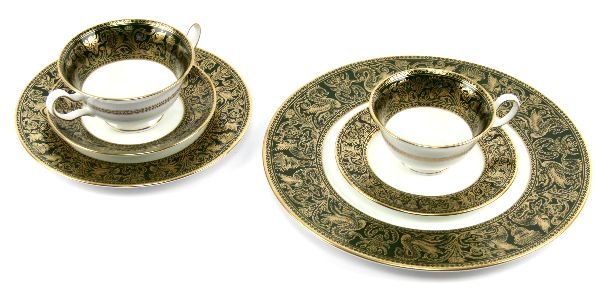 WEDGWOOD FLORENTINE FOREST GREEN CHINA SET: WEDGWOOD FLORENTINE FOREST GREEN CHINA SET 84 pieces in total, service for 12 includes; 10.5 inch dinner plate, 8 inch salad plate, 6 inch bread & butter plate, double handles cream soup with under-pl